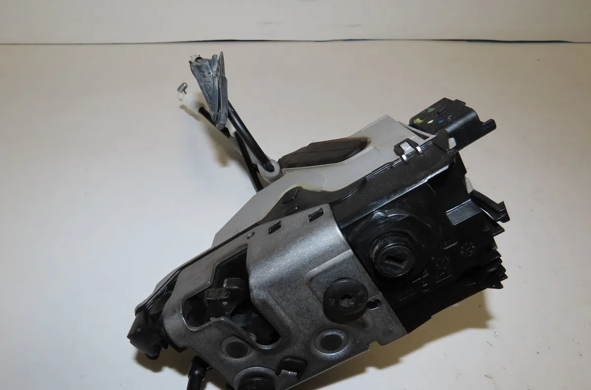 Serrure porte arg Peugeot 2008 I (CU_) 1.2 thp 110 - puretech 110 (2015) 5 portes occasion