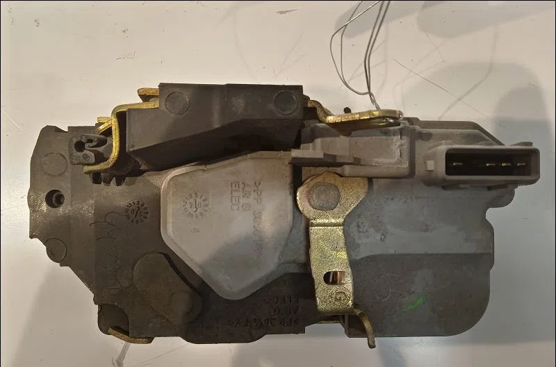Serrure porte arg Peugeot 206 3-5 portes (2A-C) 1.4 16v (2003-2008) occasion