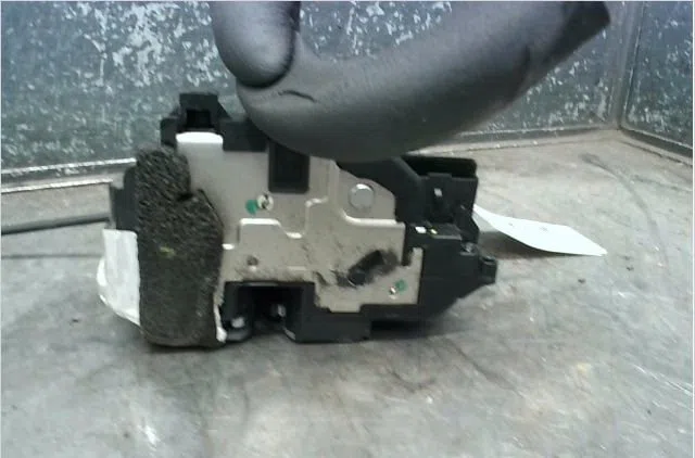 Serrure porte arg Renault LAGUNA III (BT0-1) 2.0 dci (bt07, bt0j, bt14, bt1a, bt1s) (2007-2015) 5 portes occasion