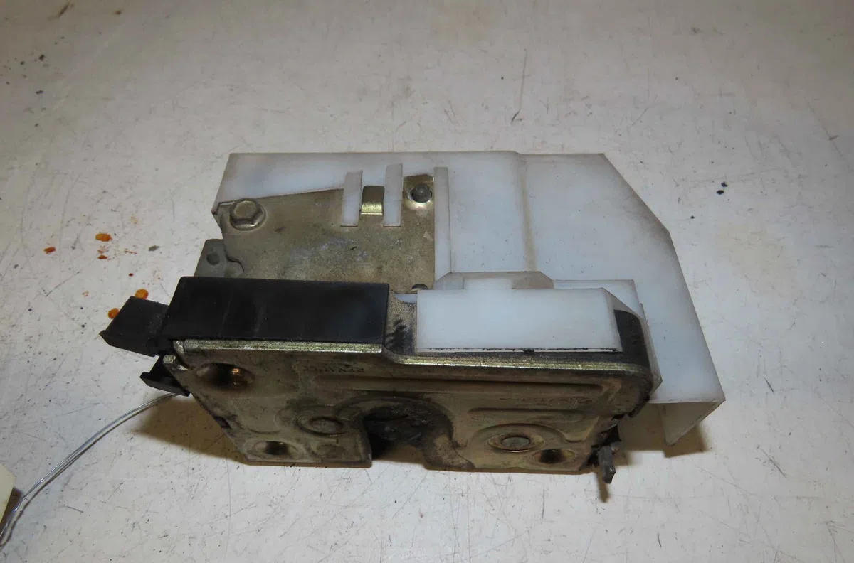 Serrure porte arg RENAULT MEGANE  I occasion
