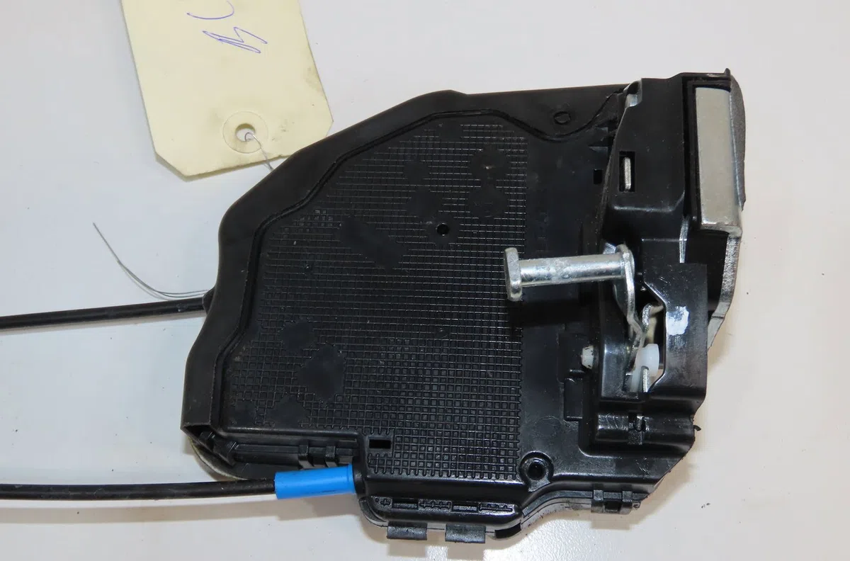 Serrure porte arg Toyota AURIS (_E18_) 1.8 hybrid (zwe186_) (2012-2018) occasion