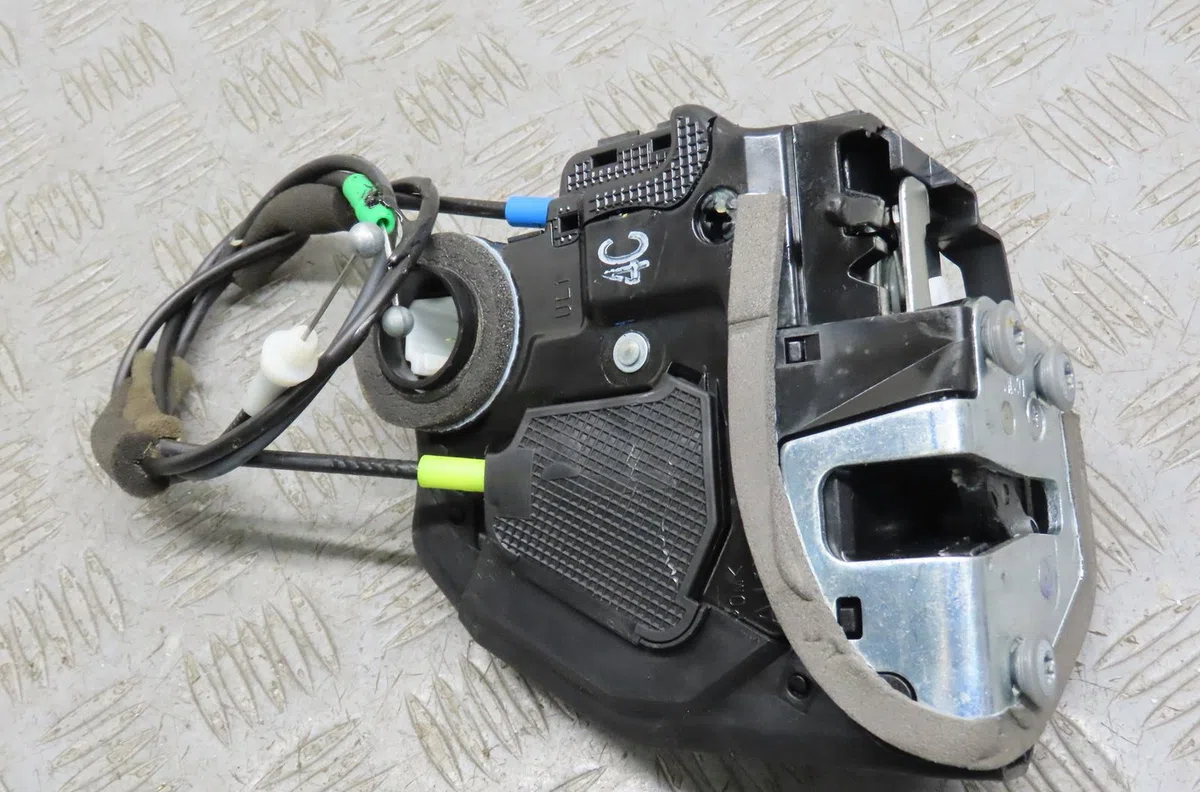 Serrure porte arg Toyota AVENSIS Break (_T27_) 1.6 d4-d (wwt270_) (2015-2018) occasion