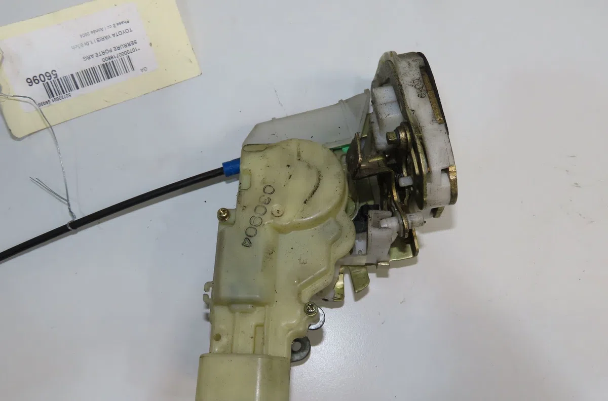 Serrure porte arg Toyota YARIS (_P1_) 1.0 (scp10_) (1999-2005) occasion