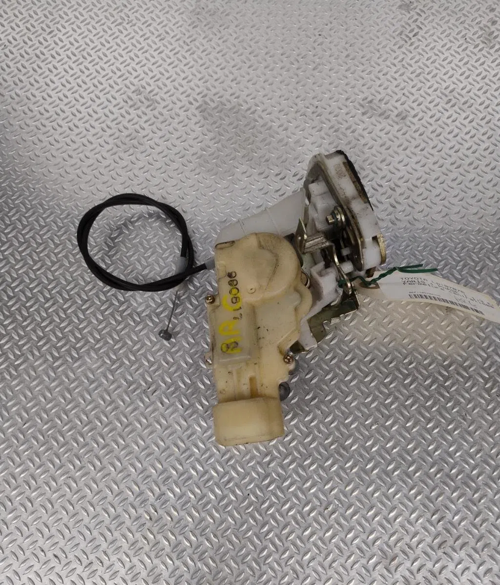 Serrure porte arg Toyota YARIS (_P1_) 1.3 (ncp10_, scp12_) (1999-2005) occasion