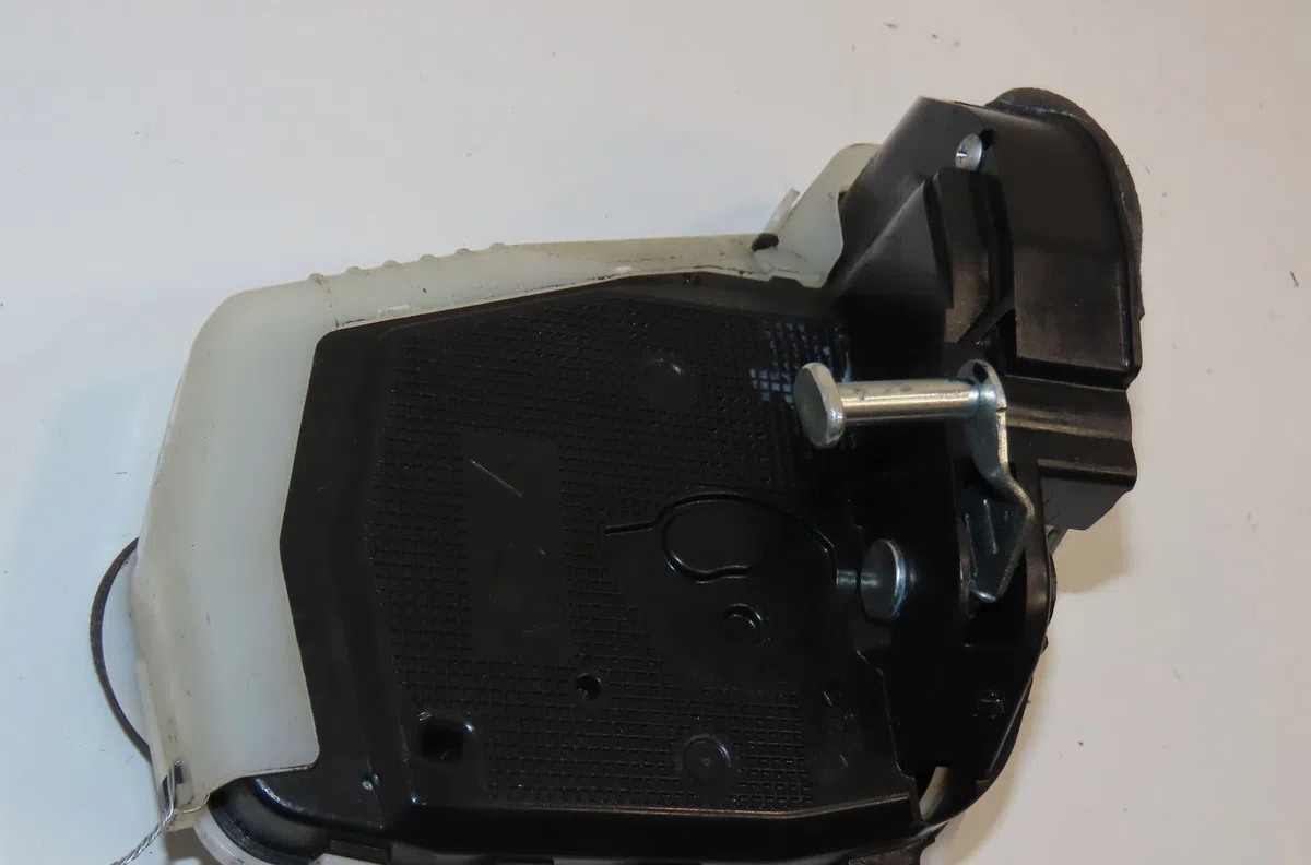 Serrure porte arg Toyota YARIS (_P13_) 1.5 hybrid (nhp130_) (2012) occasion