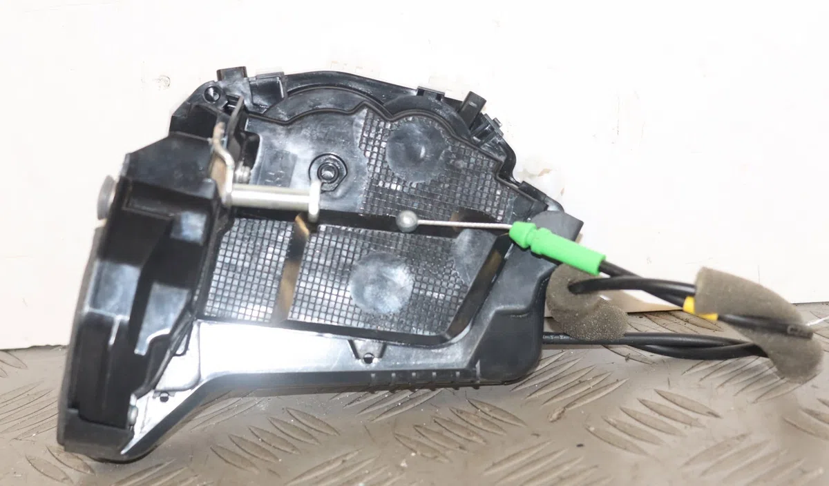 Serrure porte arg Toyota YARIS (_P21_, _PA1_, _PH1_) 1.5 hybrid (mxph10, mxph11) (2020) 5 portes occasion