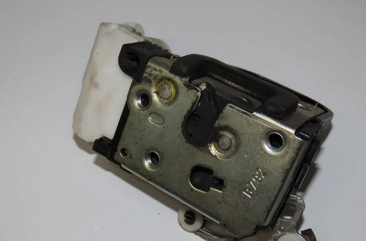 Serrure porte avd Alfa romeo 147 (937_) 1.6 16v t.spark (937.axa1a, 937.axb1a, 937.bxb1a) (2001-2010) occasion