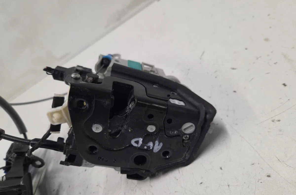 Serrure porte avd AUDI A3 3 CABRIO PHASE 2 occasion