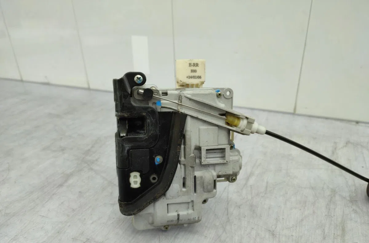 Serrure porte avd AUDI A4 2 AVANT PHASE 2 BREAK occasion