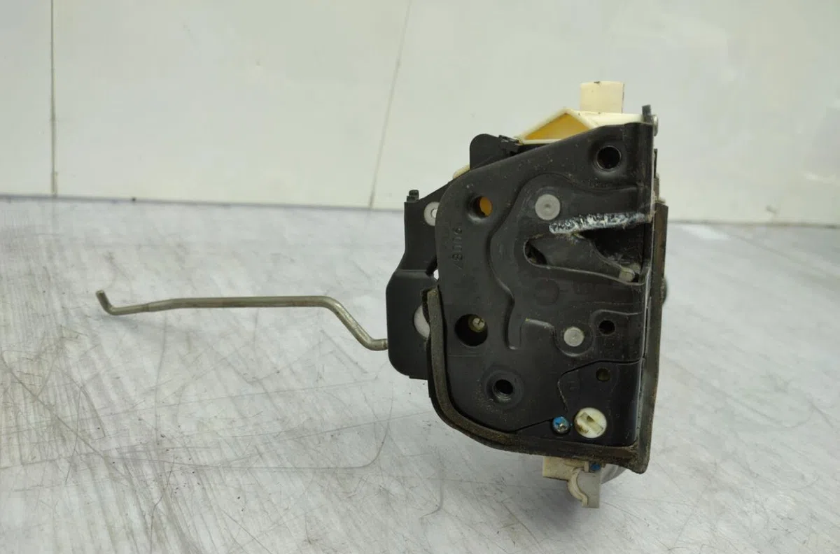 Serrure porte avd AUDI A4 2 AVANT PHASE 2 BREAK occasion