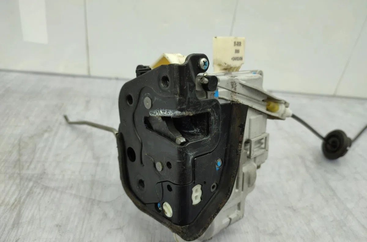 Serrure porte avd AUDI A4 2 AVANT PHASE 2 BREAK occasion