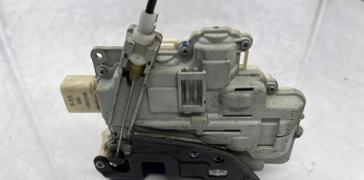 Serrure porte avd AUDI A4 2 PHASE 2 occasion