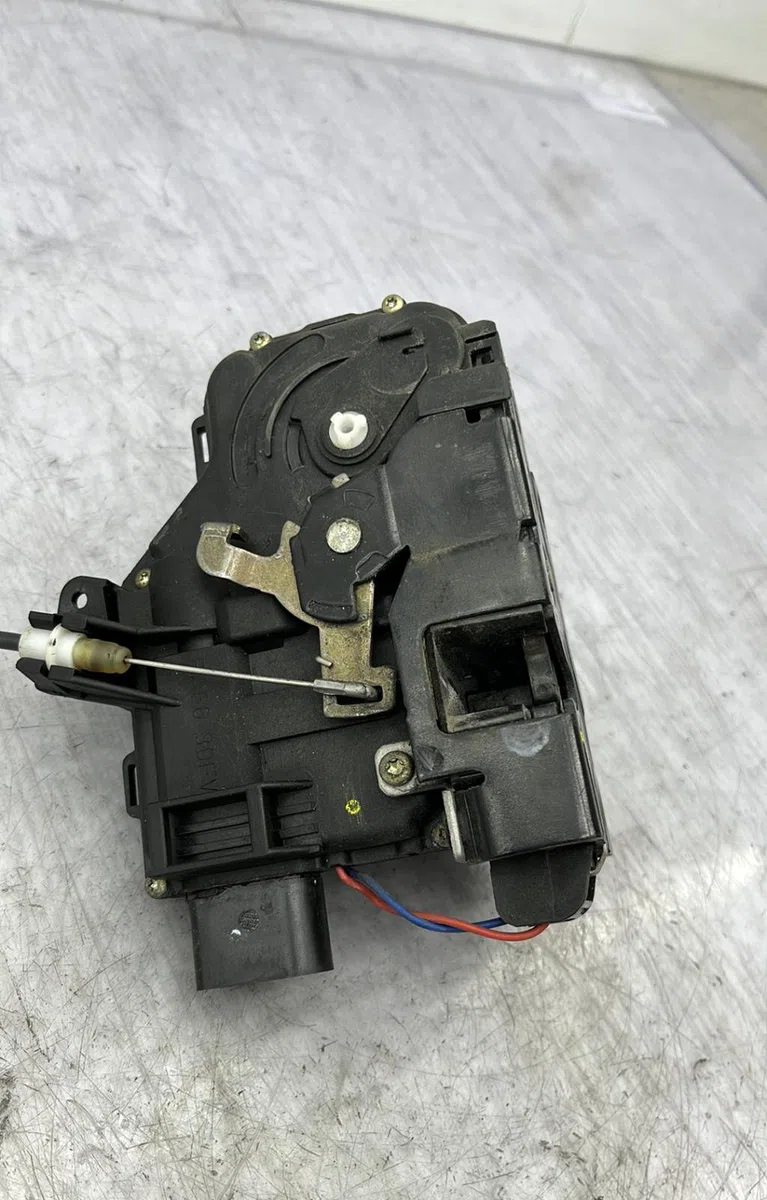 Serrure porte avd AUDI A6 2 PHASE 1 occasion