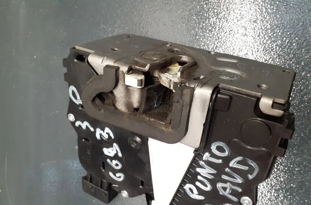 Serrure porte avd Fiat PUNTO (199_) 1.2 (199axz1a, 199bxz1a) (2012) occasion