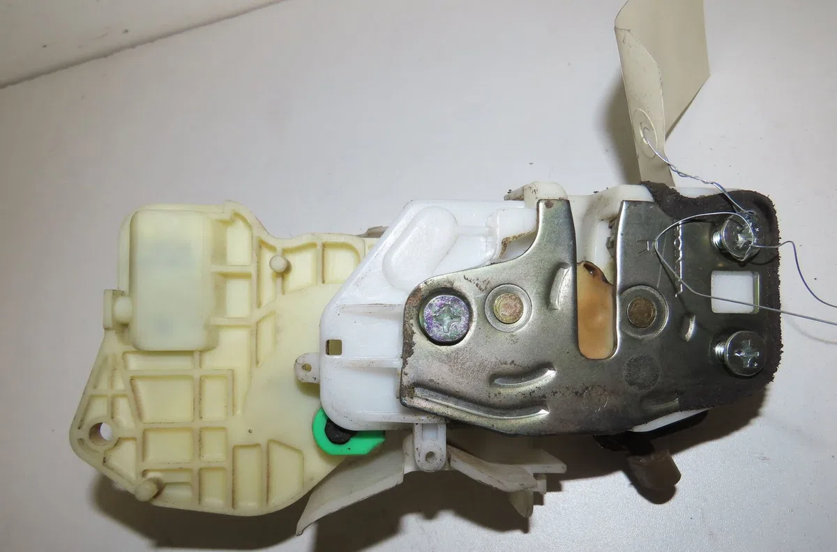 Serrure porte avd Honda CR-V II (RD_) 2.2 ctdi (rd9) (2005-2006) occasion
