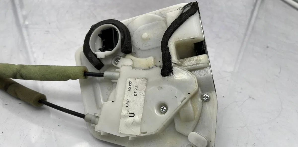 Serrure porte avd MAZDA 2 2 PHASE 1 occasion