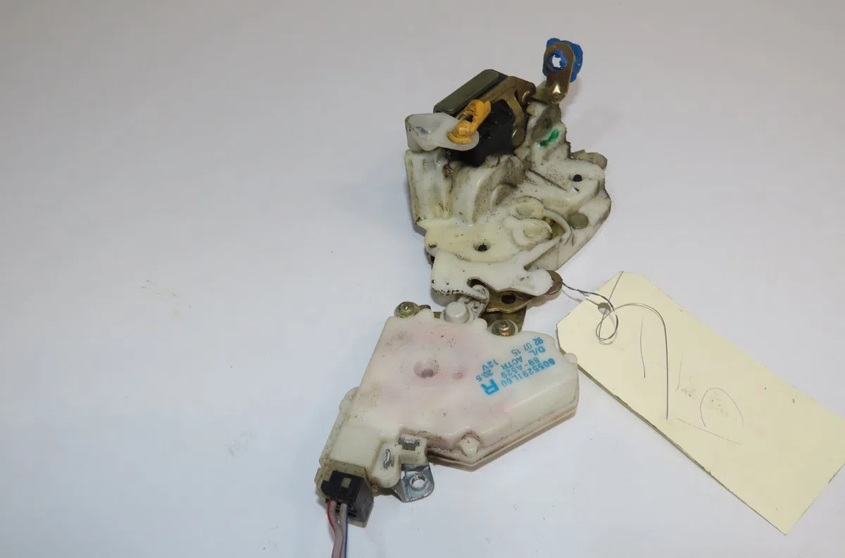 Serrure porte avd Nissan MICRA II (K11) 1.3 i 16v (1992-2000) occasion