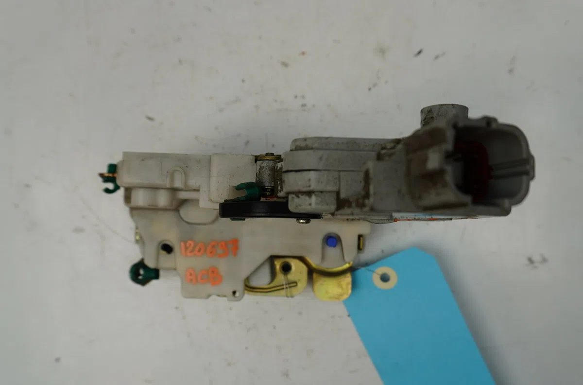 Serrure porte avd Nissan PRIMERA Hatchback (P11) 2.0 td (1996-2002) occasion
