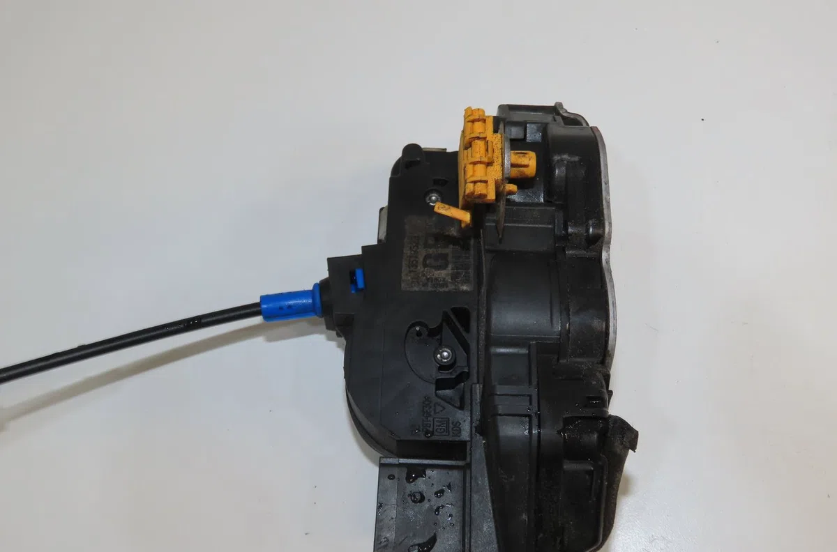 Serrure porte avd Opel ASTRA J (P10) 1.7 cdti (68) (2009-2015) occasion