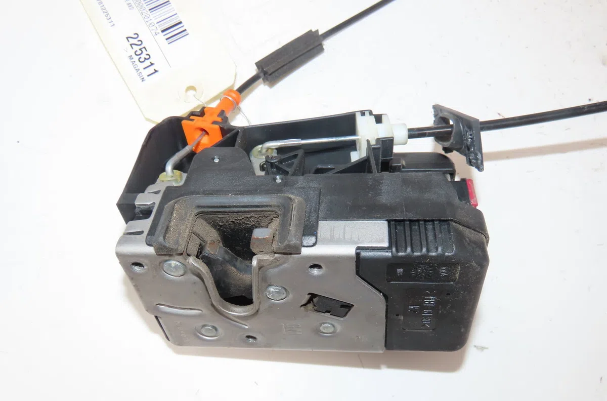 Serrure porte avd Opel CORSA C (X01) 1.2 twinport (f08, f68) (2004-2009) occasion