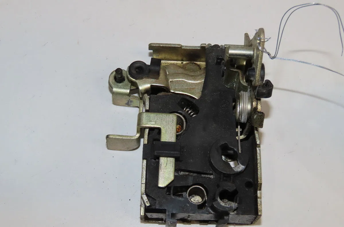 Serrure porte avd Peugeot 106 I (1A, 1C) 1.0 (1991-1996) occasion