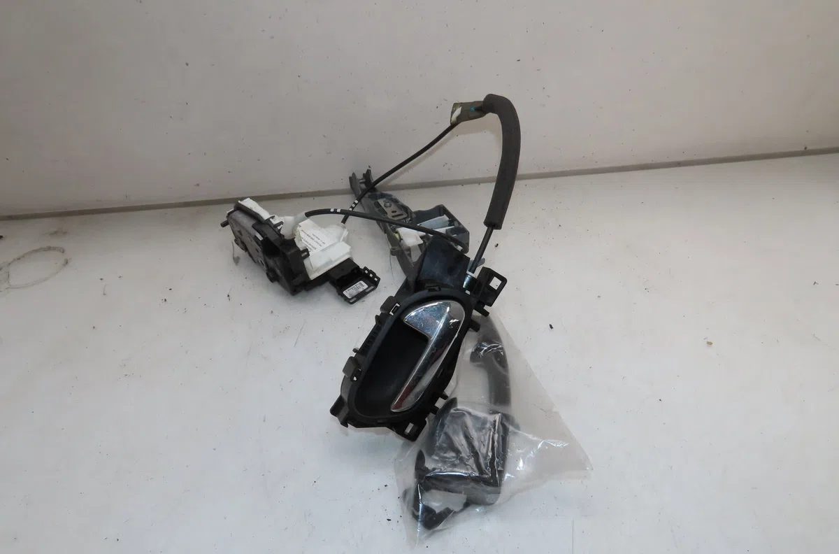 Serrure porte avd Peugeot 3008 Monospace (0U_) 2.0 hdi hybrid4 (2011-2016) 5 portes occasion