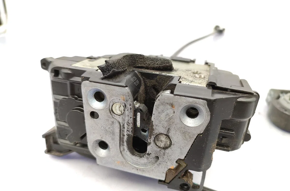 Serrure porte avd RENAULT CLIO 3 PHASE 2 BREAK occasion