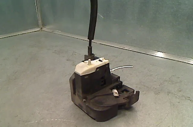 Serrure porte avd RENAULT CLIO II Phase 1 03-1998--06-2001 occasion