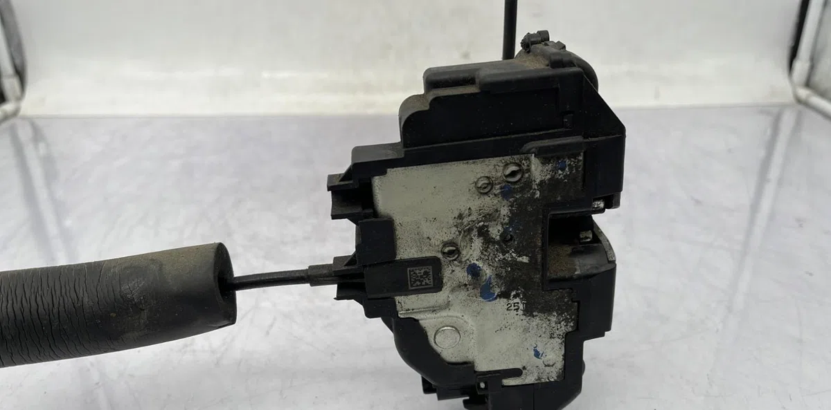 Serrure porte avd RENAULT MEGANE 3 PHASE 1 BREAK occasion