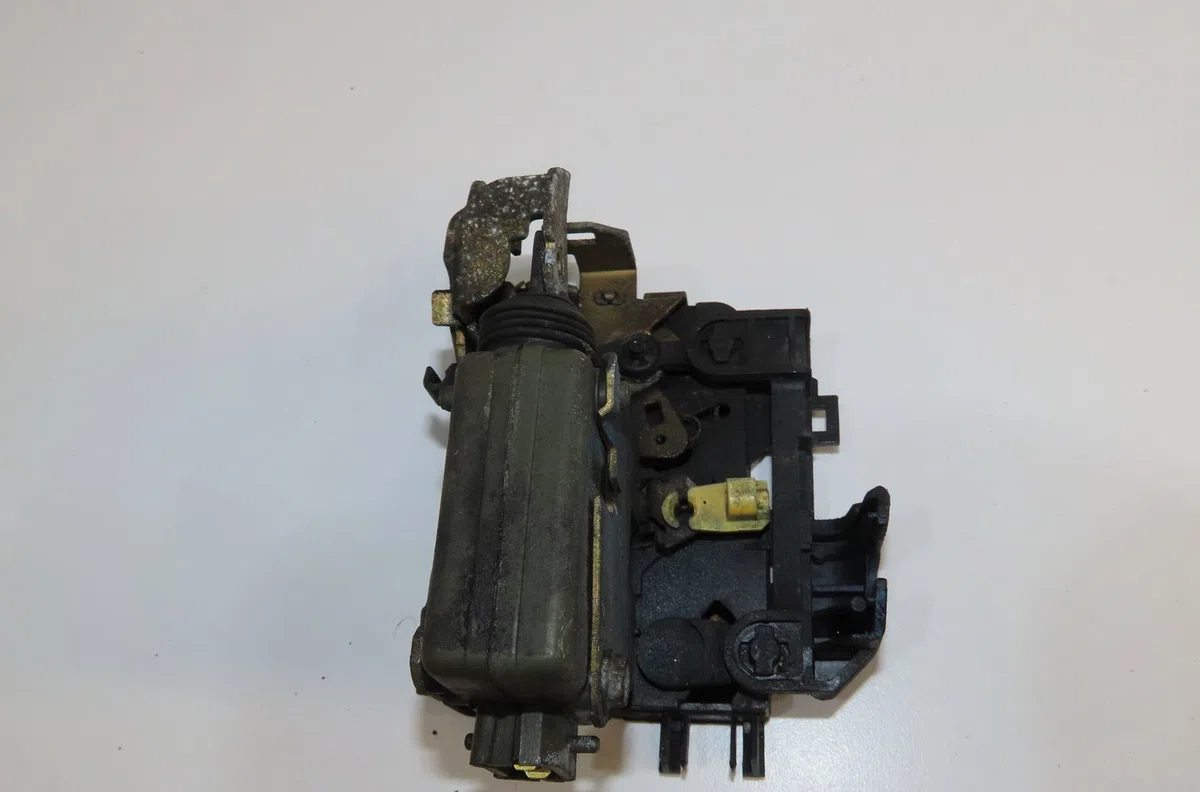 Serrure porte avd Renault MEGANE I Cabriolet (EA0-1_) 1.6 e (ea0f) (1996-1999) occasion