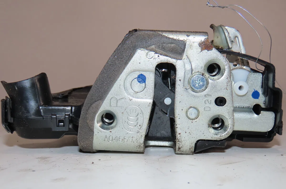 Serrure porte avd Toyota AURIS (_E15_) 1.4 d-4d (nde150_) (2007-2012) 3 portes occasion