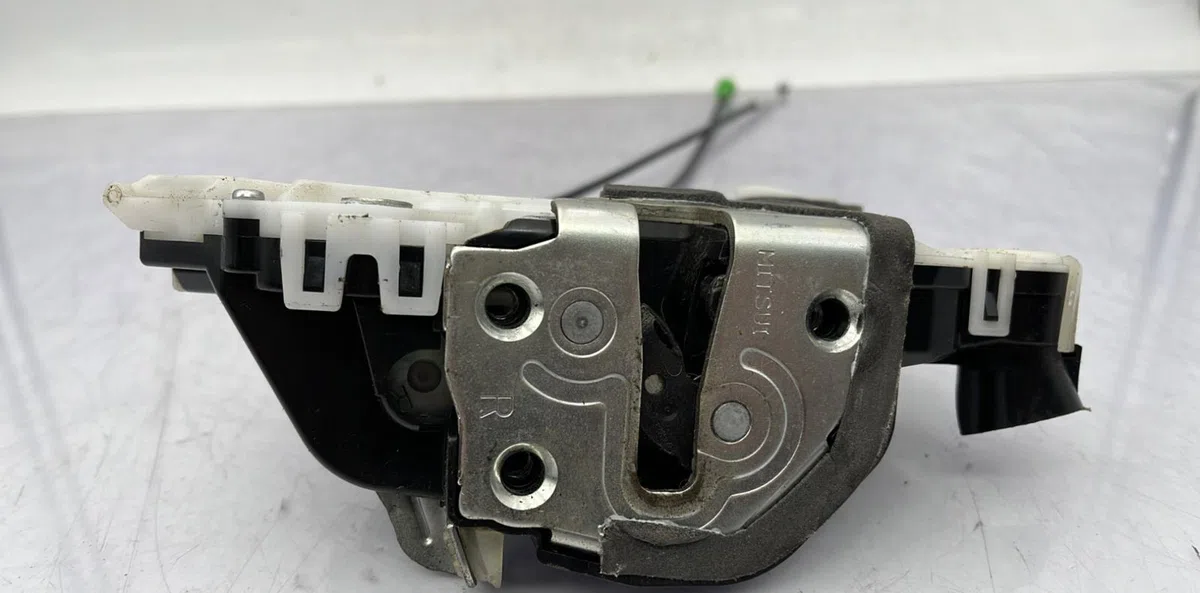 Serrure porte avd TOYOTA YARIS 2 PHASE 1 occasion