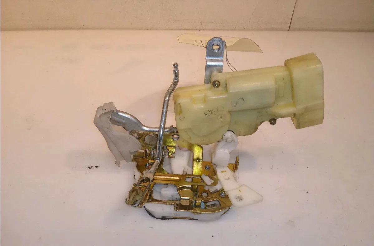 Serrure porte avd Toyota YARIS (_P1_) 1.3 (scp12_, scp13_) (2002-2005) occasion