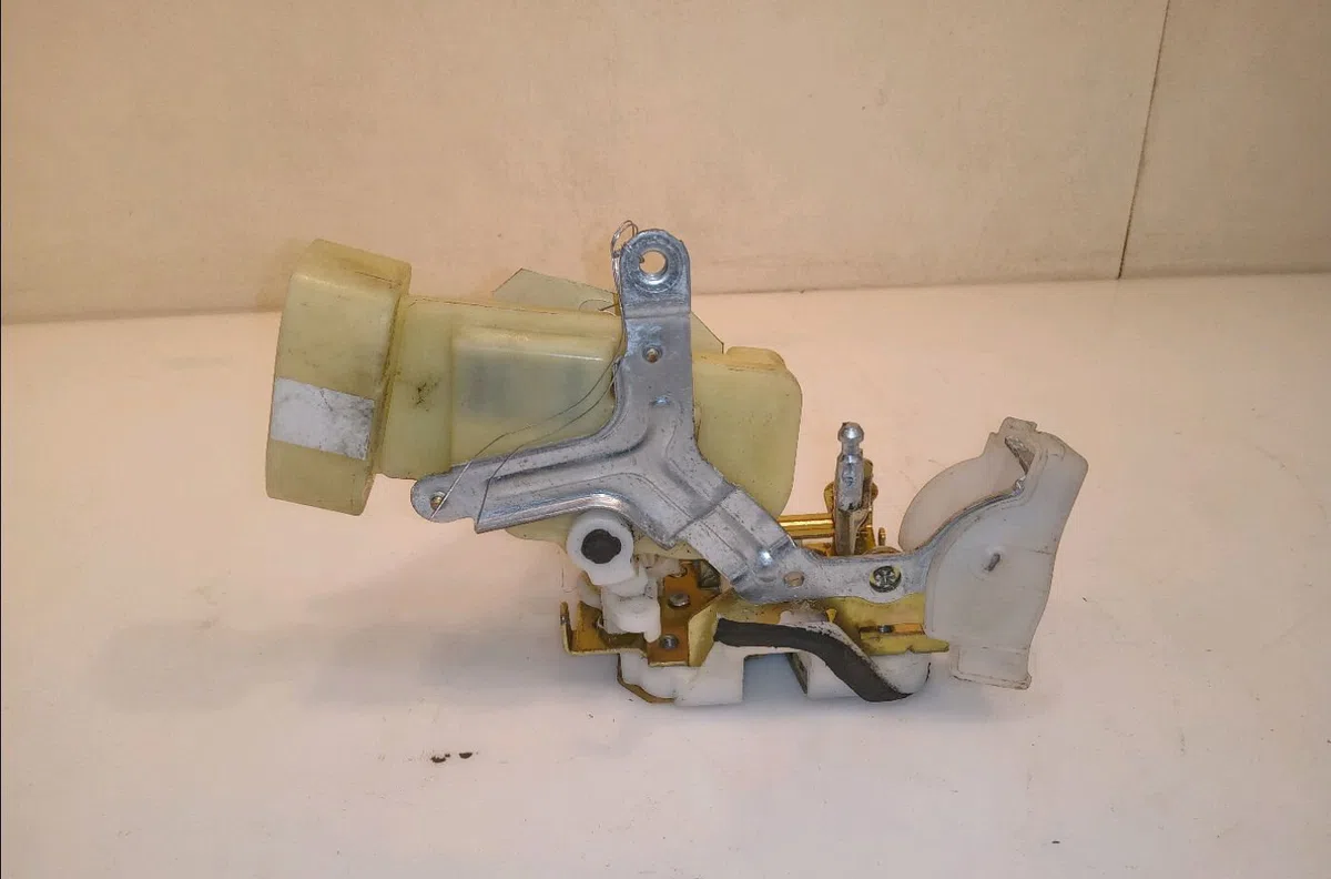 Serrure porte avd Toyota YARIS (_P1_) 1.3 (scp12_, scp13_) (2002-2005) occasion