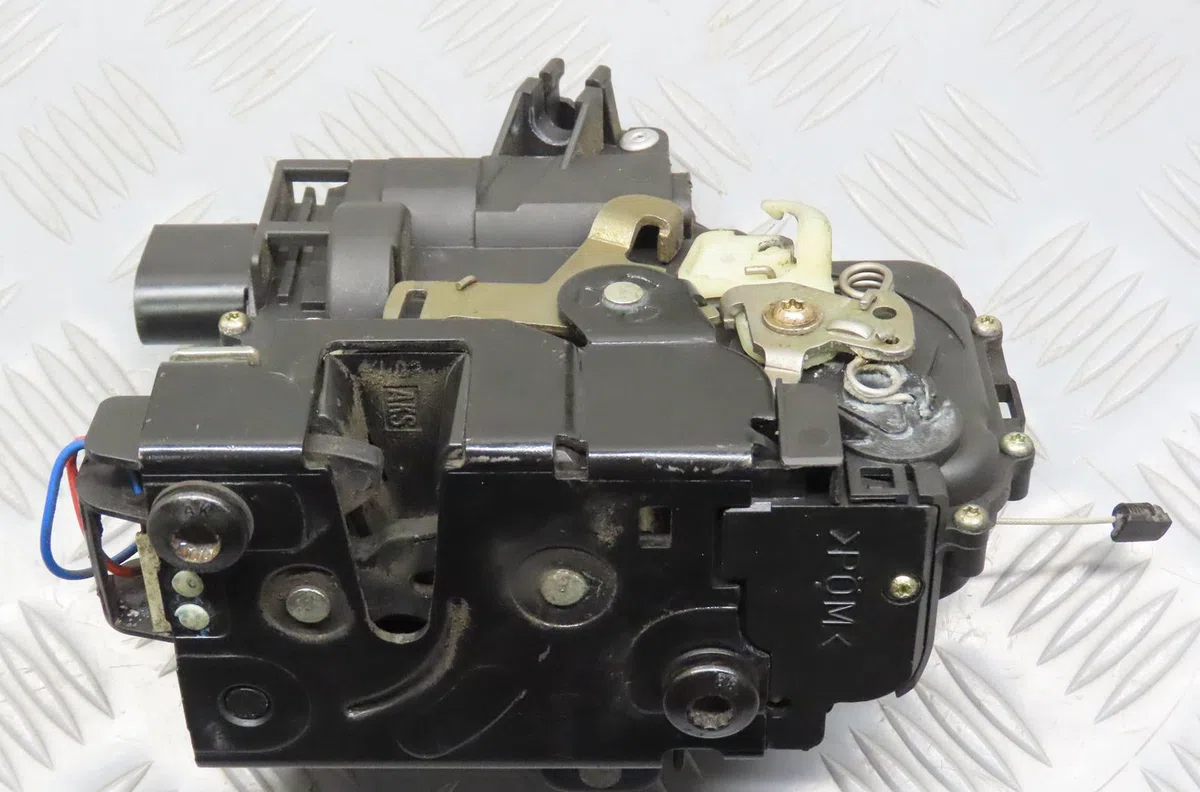 Serrure porte avd Volkswagen GOLF IV (1J1) 1.9 tdi (1997-2004) occasion