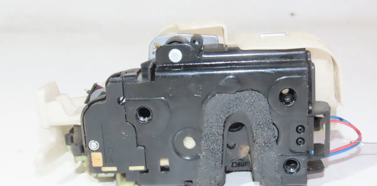 Serrure porte avd Volkswagen POLO (9N_, 9A_) 1.4 tdi (2001-2005) 3 portes occasion