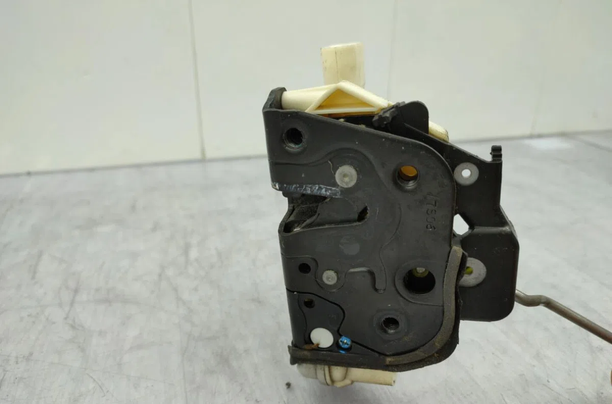 Serrure porte avg AUDI A4 2 AVANT PHASE 2 BREAK occasion