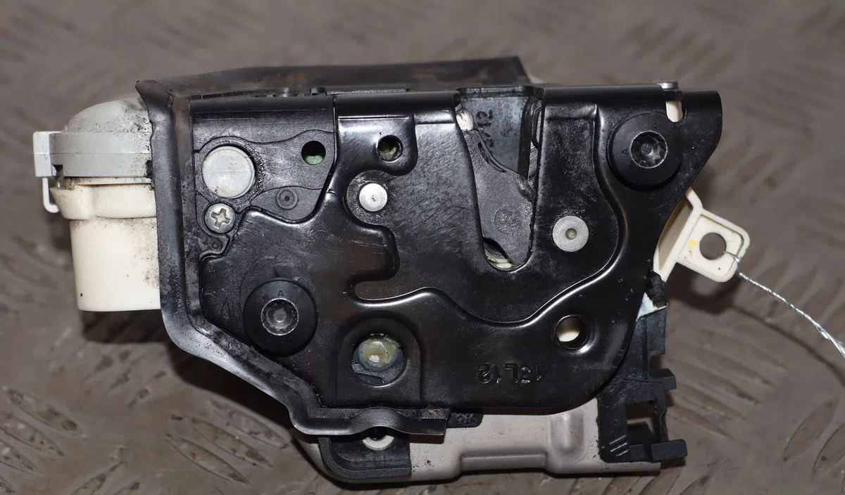 Serrure porte avg Audi A4 B8 Avant (8K5) 2.0 tdi (2008-2015) occasion