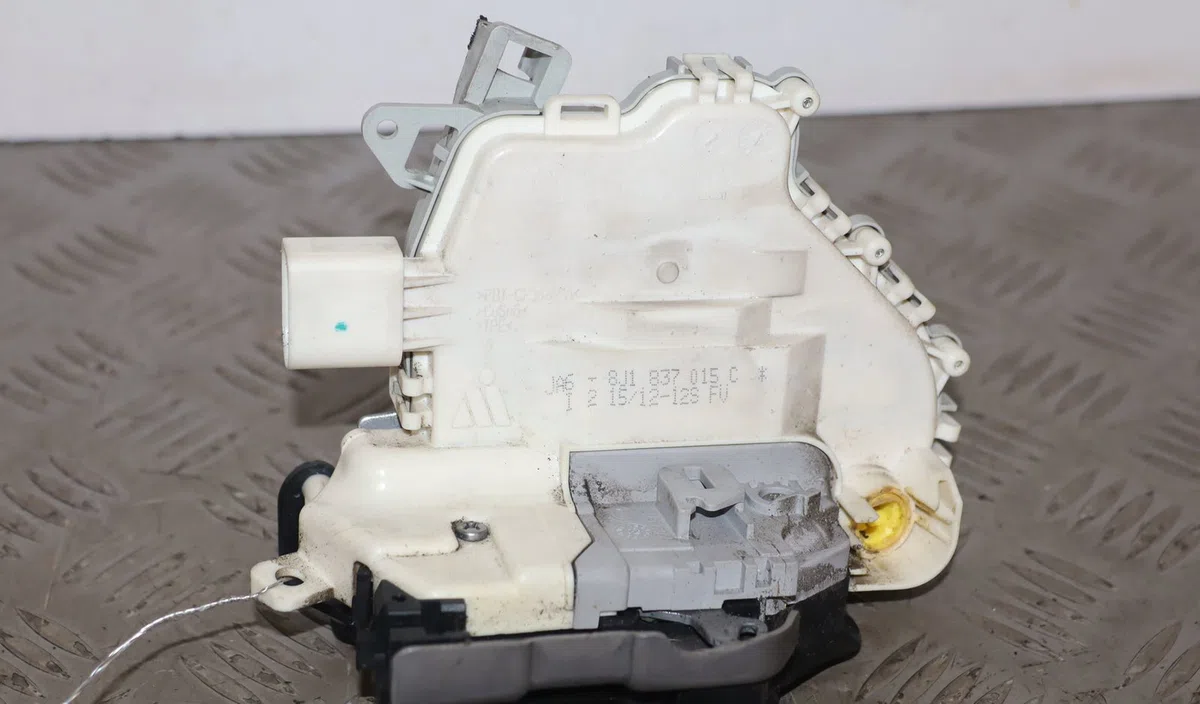 Serrure porte avg Audi A4 B8 Avant (8K5) 2.0 tdi (2008-2015) occasion
