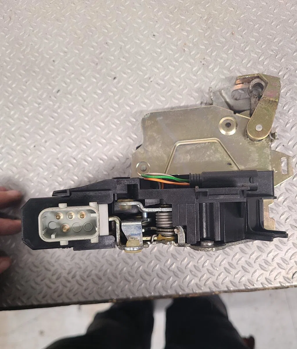 Serrure porte avg BMW SERIE 5 E39  SERIE 5 E39 PHASE 2 occasion