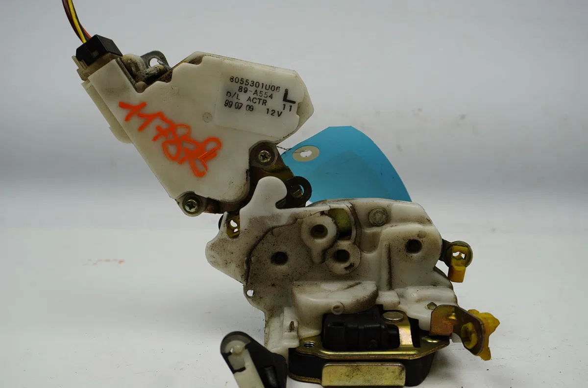 Serrure porte avg Nissan MICRA II (K11) 1.0 i 16v (1992-2000) occasion
