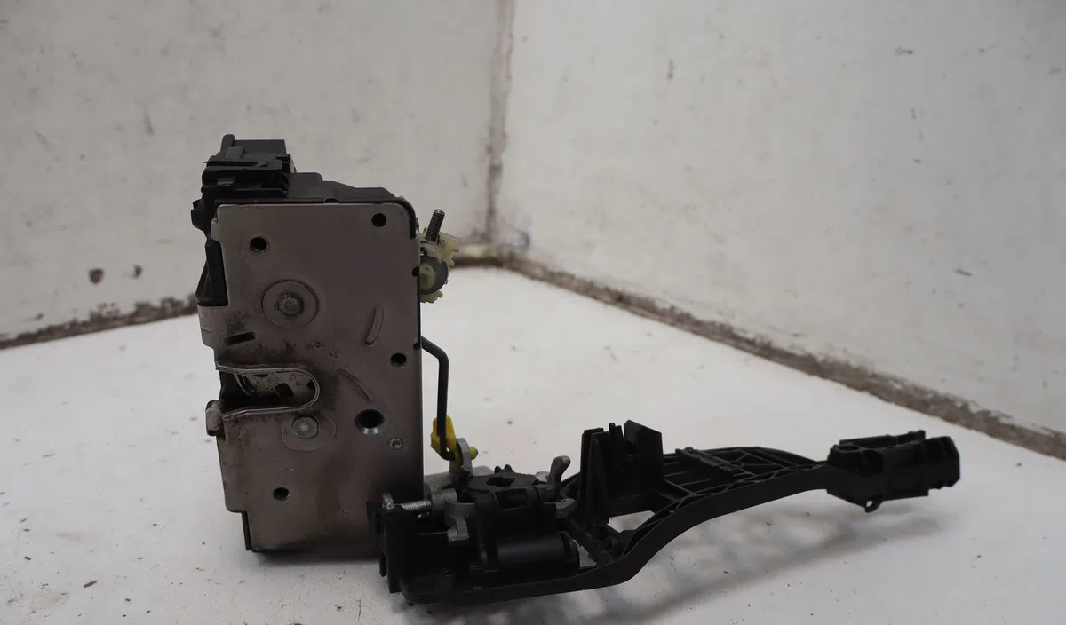 Serrure porte avg Opel CORSA D (S07) 1.2 (l08, l68) (2006-2014) 5 portes occasion