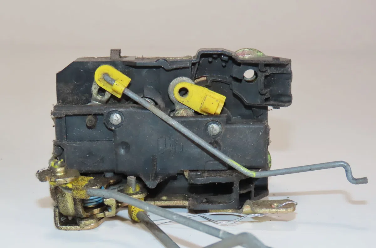 Serrure porte avg Renault CLIO I (B-C57_, 5-357_) 1.2 (5-357y, 5-357k) (1996-1998) occasion