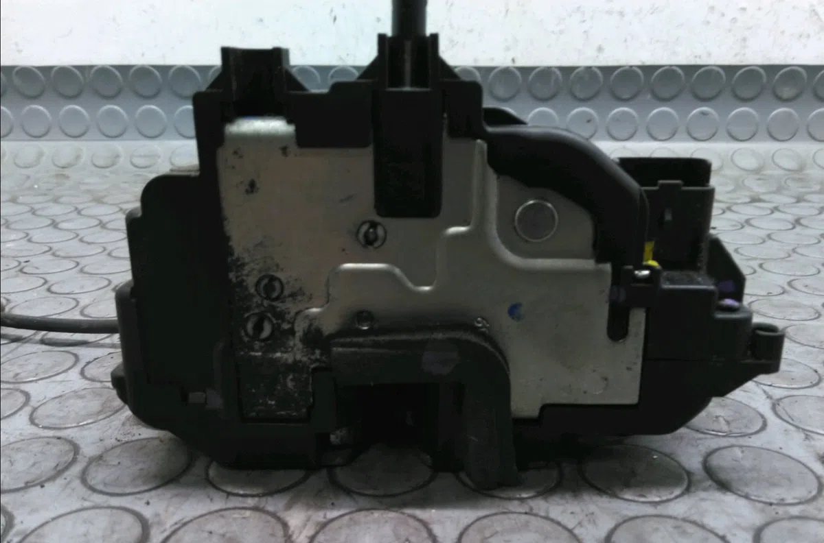 Serrure porte avg Renault CLIO III Grandtour (KR0-1_) 1.5 dci (kr0f) (2007-2012) 5 portes occasion