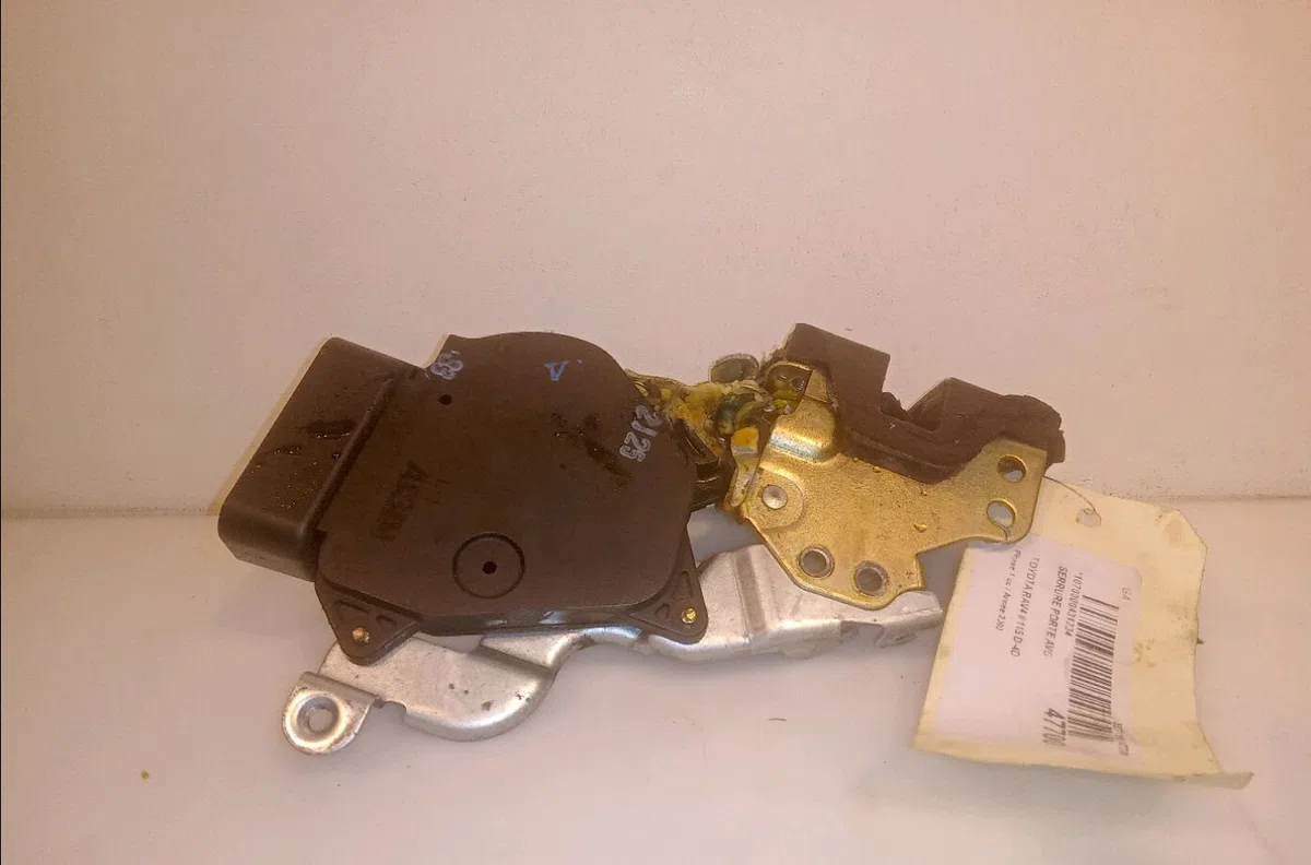 Serrure porte avg Toyota RAV 4 II (_A2_) 2.0 d 4wd (cla20_, cla21_) (2001-2005) occasion