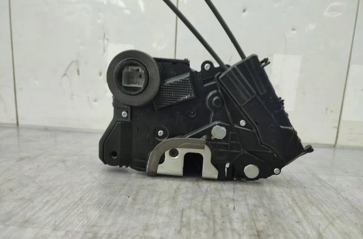 Serrure porte avg TOYOTA YARIS 2 PHASE 1 occasion