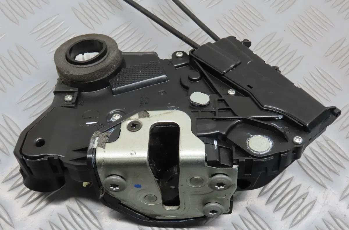 Serrure porte avg Toyota YARIS (_P9_) 1.3 vvt-i (scp90_) (2005-2010) occasion