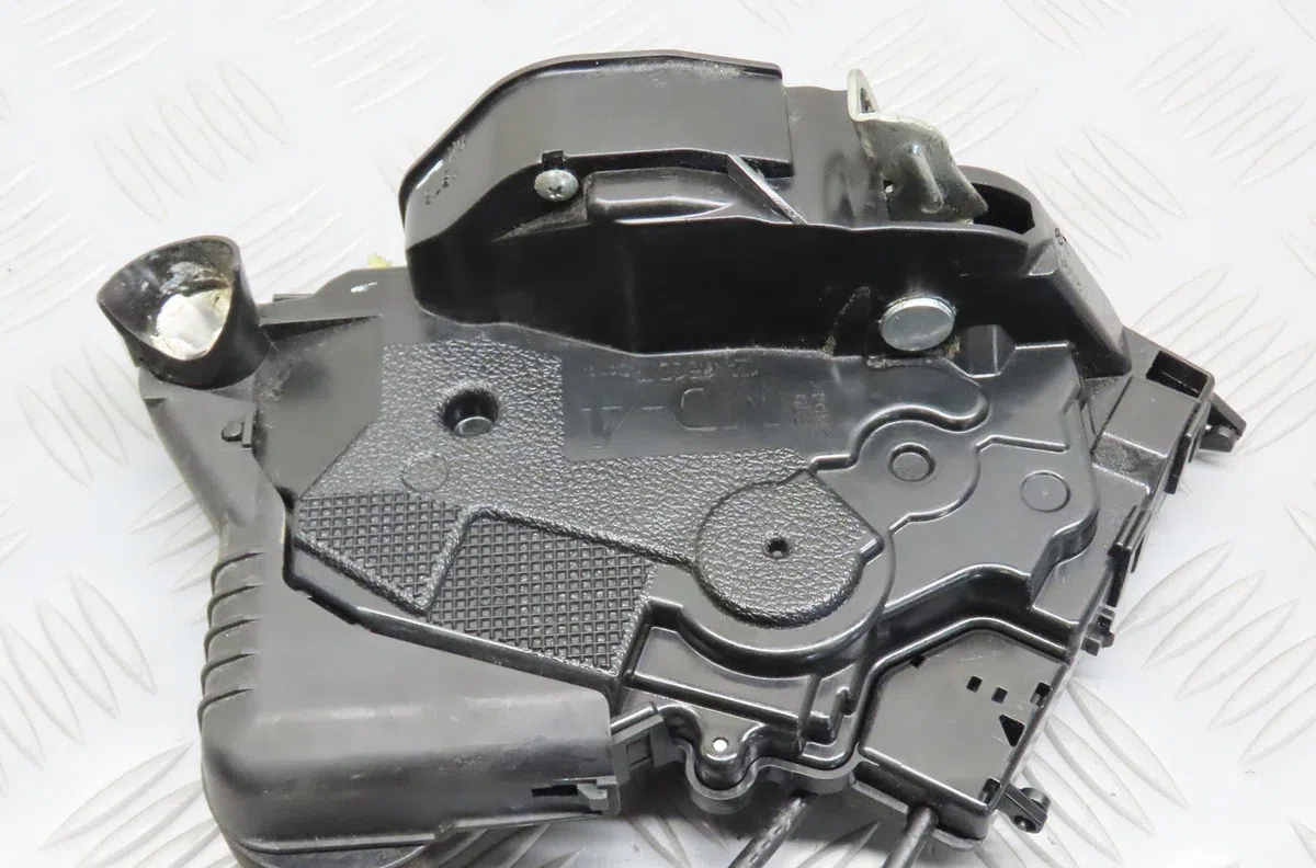 Serrure porte avg Toyota YARIS (_P9_) 1.3 vvt-i (scp90_) (2005-2010) occasion