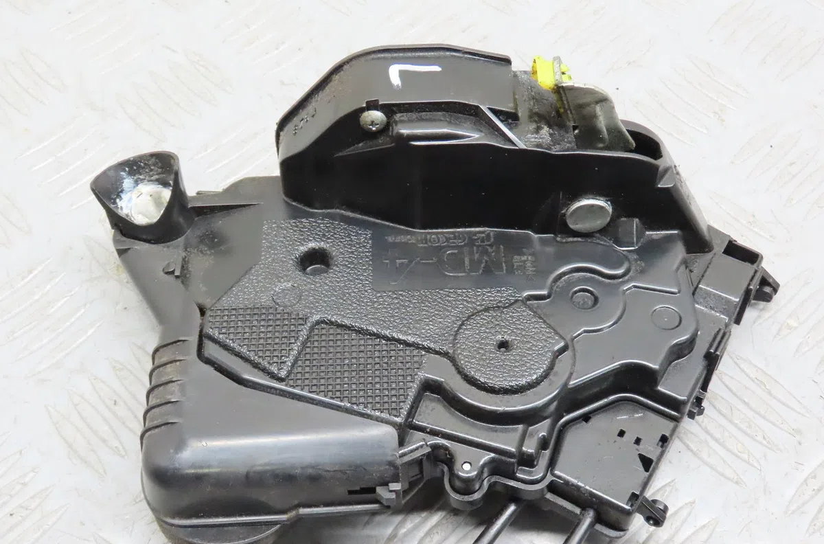 Serrure porte avg Toyota YARIS (_P9_) 1.4 d-4d (nlp90_) (2005-2012) occasion