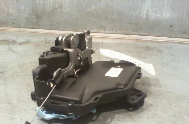 Serrure porte avg VOLKSWAGEN GOLF V Phase 1 11-2003--10-2008 occasion